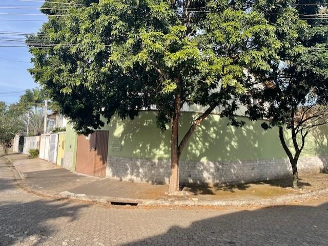 Casa à venda com 3 quartos, 136m² - Foto 1